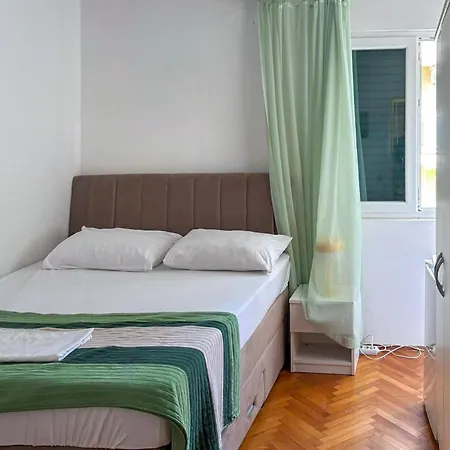 Appartement 4 Bedroom Stunning In Makarska *